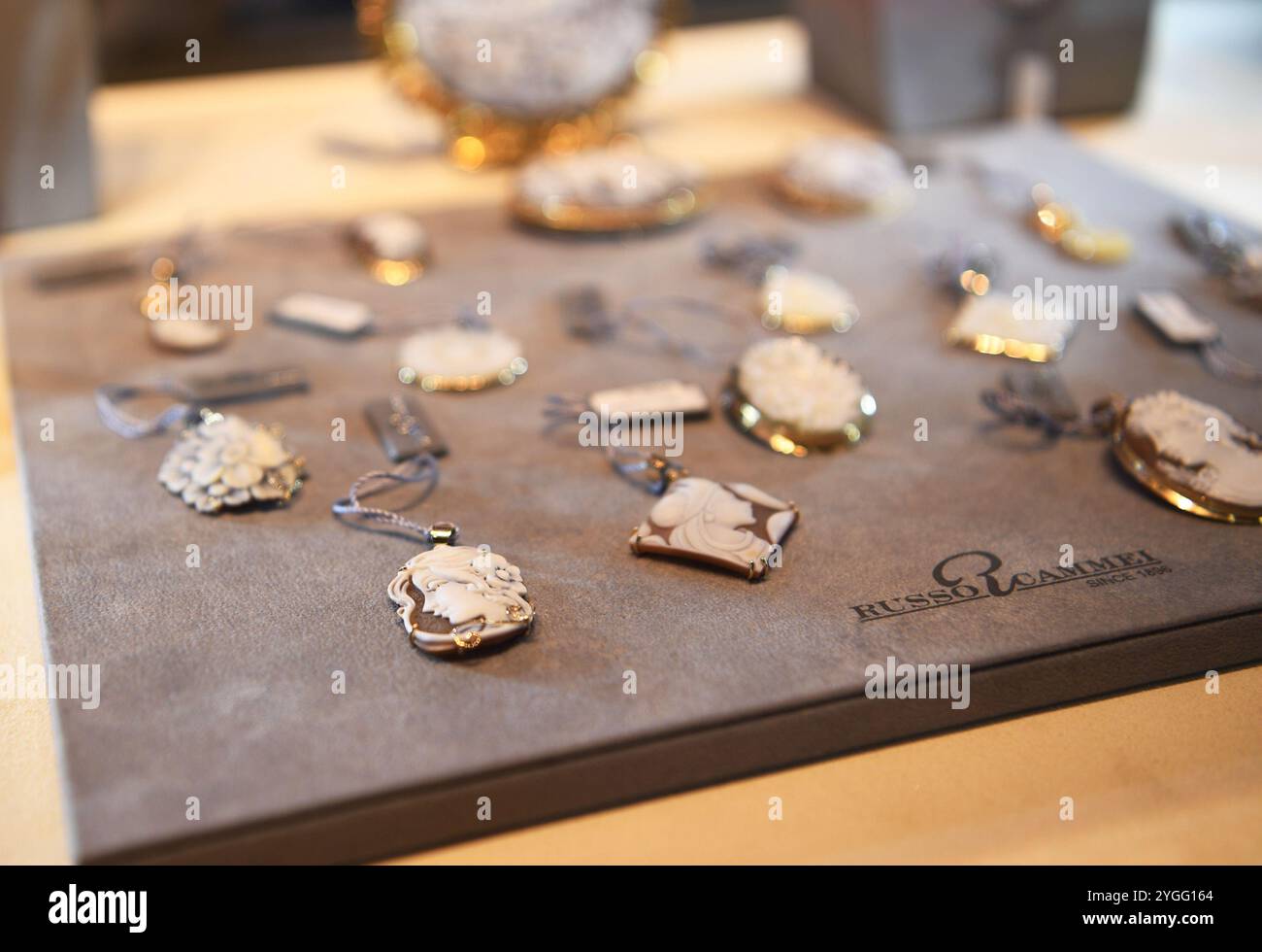 (241107) -- SHANGHAI, 7 novembre 2024 (Xinhua) -- i gioielli Cameo sono in mostra durante la settima China International Import Expo (CIIE) a Shanghai, 6 novembre 2024. Russo Cammei, un rinomato marchio di gioielli specializzato in camei con sede a Napoli, nel sud Italia, ha un patrimonio secolare e un'eredità culturale. Produce e vende principalmente gioielli artigianali realizzati con materiali naturali come conchiglie e agata. Quest'anno segna il sesto anno consecutivo della partecipazione di Russo Cammei al CIIE, con circa 200 opere d'arte. Marco Russo, CEO di Russo Cammei, ha detto Foto Stock