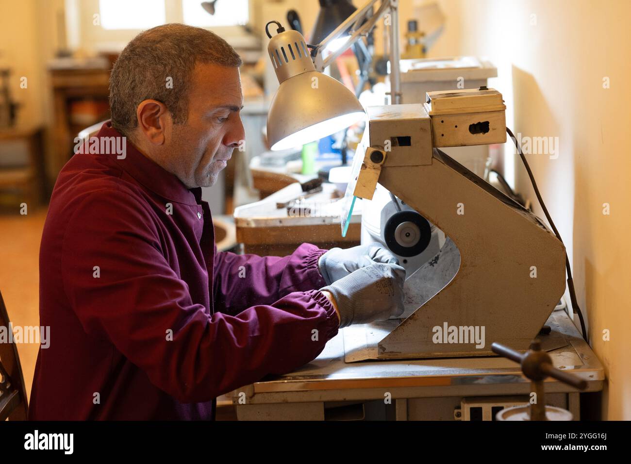 (241107) -- SHANGHAI, 7 novembre 2024 (Xinhua) -- Marco Russo, amministratore delegato di Russo Cammei, lucida gioielli cameo presso il museo Russo Cammei di Napoli, 29 ottobre 2024. Russo Cammei, un rinomato marchio di gioielli specializzato in camei con sede a Napoli, nel sud Italia, ha un patrimonio secolare e un'eredità culturale. Produce e vende principalmente gioielli artigianali realizzati con materiali naturali come conchiglie e agata. Quest'anno segna il sesto anno consecutivo della partecipazione di Russo Cammei al CIIE, con circa 200 opere d'arte. Marco Russo, CEO di Russo Cammei, ha detto questo Foto Stock