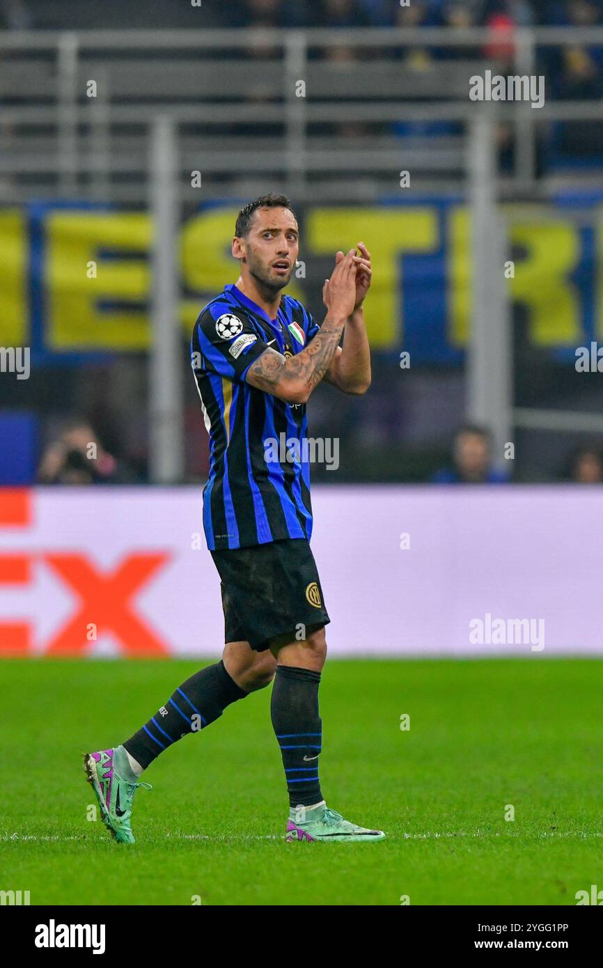 Milano, Italia. 6 novembre 2024. Hakan Calhanoglu dell'Inter, visto in azione durante la partita di UEFA Champions League 2024/2025, tra l'Inter e l'Arsenal FC allo stadio Giuseppe Meazza. Punteggio finale: Inter 1: 0 Arsenal FC. (Foto di Tommaso Fimiano/SOPA Images/Sipa USA) credito: SIPA USA/Alamy Live News Foto Stock