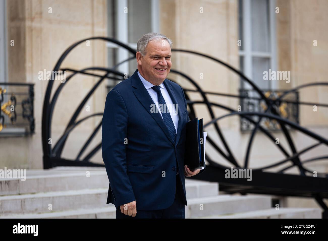 Parigi, Francia. 6 novembre 2024. Francois Noel buffet, ministro francese per i dipartimenti e i territori d'oltremare, visto alla fine del consiglio dei ministri francesi, nel cortile principale del Palazzo Elysee. I ministri del governo francese si sono incontrati all'Elysée Presidential Palace per un altro consiglio dei ministri, a Parigi. Credito: SOPA Images Limited/Alamy Live News Foto Stock