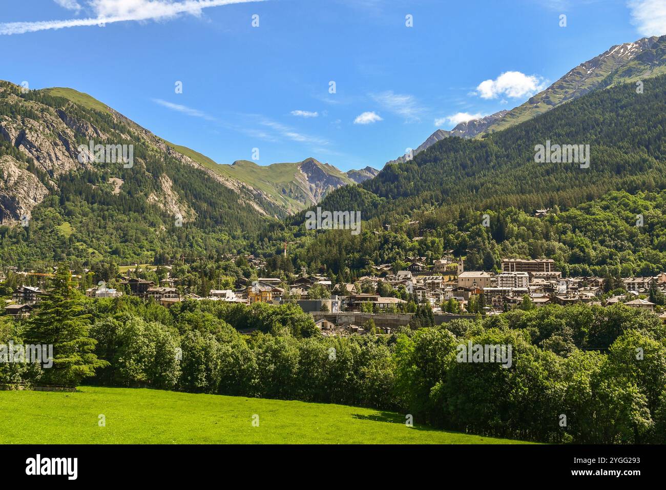 Vista panoramica della città alpina ai piedi del Monte bianco, rinomata meta turistica per sciare in inverno e fare escursioni in estate, Courmayeur, Italia Foto Stock