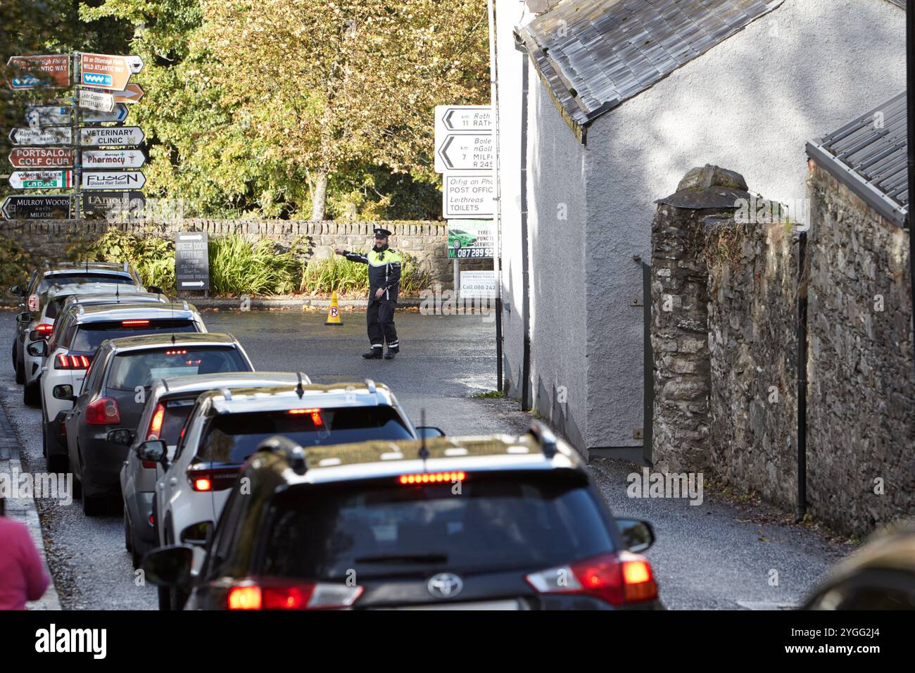 agente garda che dirige il traffico per eventi ramelton, contea di donegal, repubblica d'irlanda Foto Stock