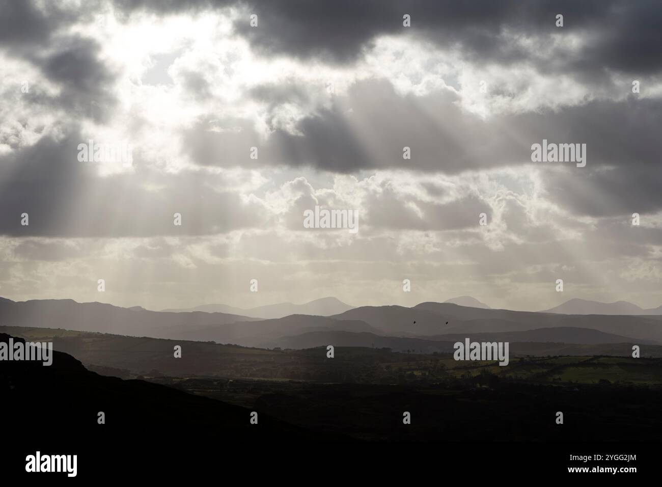 la luce del sole si infrangeva tra le nuvole con vedute sulle montagne del derryveagh viste dal punto di vista del ballymastocker, contea di donegal, repubblica d'irlanda Foto Stock