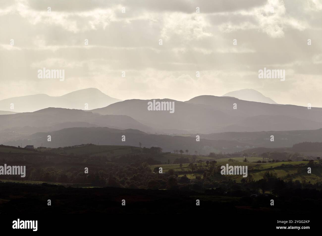 la luce del sole si infrangeva tra le nuvole con vedute sulle montagne del derryveagh viste dal punto di vista del ballymastocker, contea di donegal, repubblica d'irlanda Foto Stock