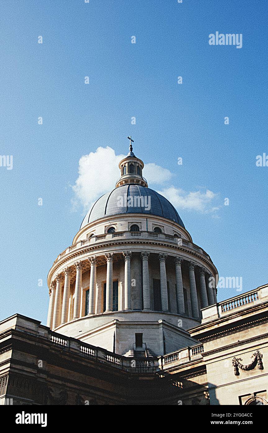 Il Panthéon di Parigi, in Francia, uno splendido monumento neoclassico noto per la sua grande cupola, il suo significato storico e la sua bellezza architettonica. Foto Stock