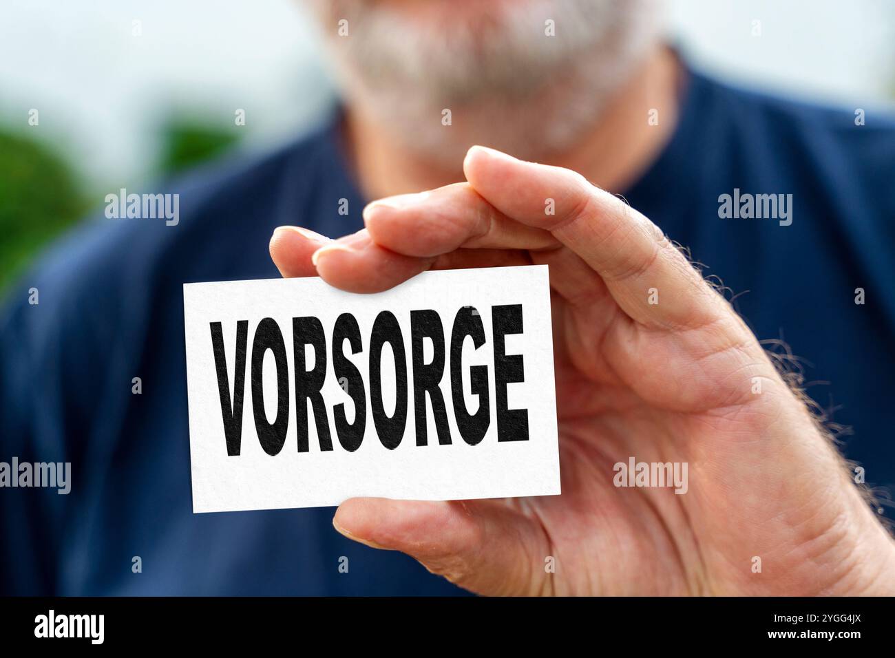 Baviera, Germania - 7 novembre 2024: VORSORGE è scritto su un cartello detenuto da un anziano, da un pensionato o da un anziano cittadino. Immagine simbolica delle disposizioni della vita, quali: Previdenza per vecchiaia, pensione, previdenza e assistenza sanitaria. FOTOMONTAGGIO *** VORSORGE steht auf einem Schild, welches ein älterer Mann, Rentner, bzw. Senior in der Hand hält. Symbolbild für Vorsorgen im Leben, wie: Altersvorsorge, Rente, Rentenvorsorge und Gesundheitsvorsorge. FOTOMONTAGE Foto Stock