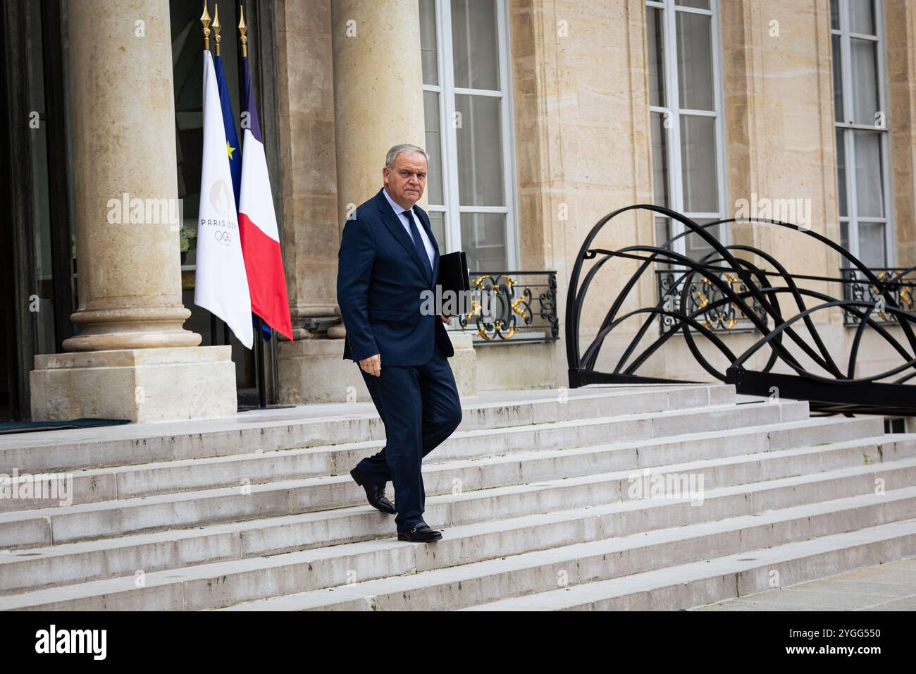 Francois Noel buffet, ministro francese per i dipartimenti e i territori d'oltremare, visto alla fine del consiglio dei ministri francesi, nel cortile principale del Palazzo Elysee. I ministri del governo francese si sono incontrati all'Elysée Presidential Palace per un altro consiglio dei ministri, a Parigi. (Foto di Telmo Pinto / SOPA Images/Sipa USA) Foto Stock