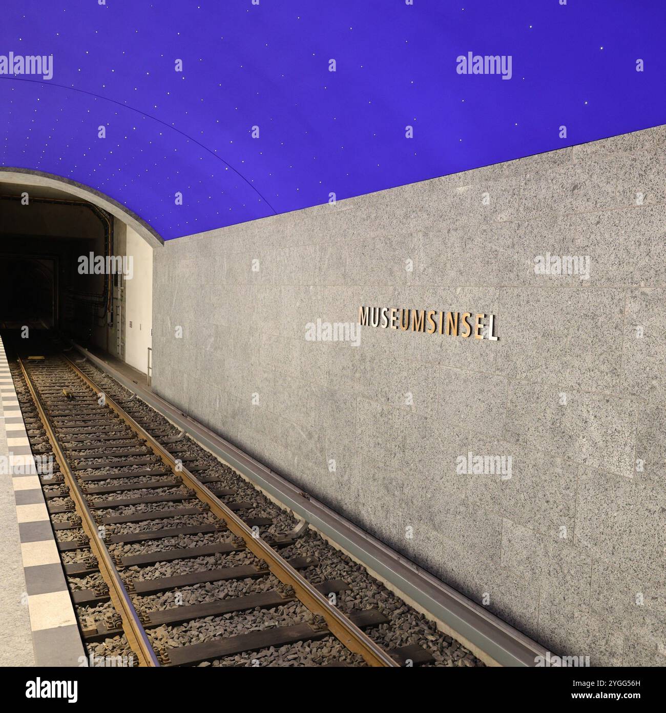 Museumsinsel. U Bahn. Berlino. Haltestelle. Schienen. Gleise. Tonnengewölbe. blauer Himmel. Bacchetta graue. Sterne. stelle. Tunnel. architettura. Layout. Foto Stock