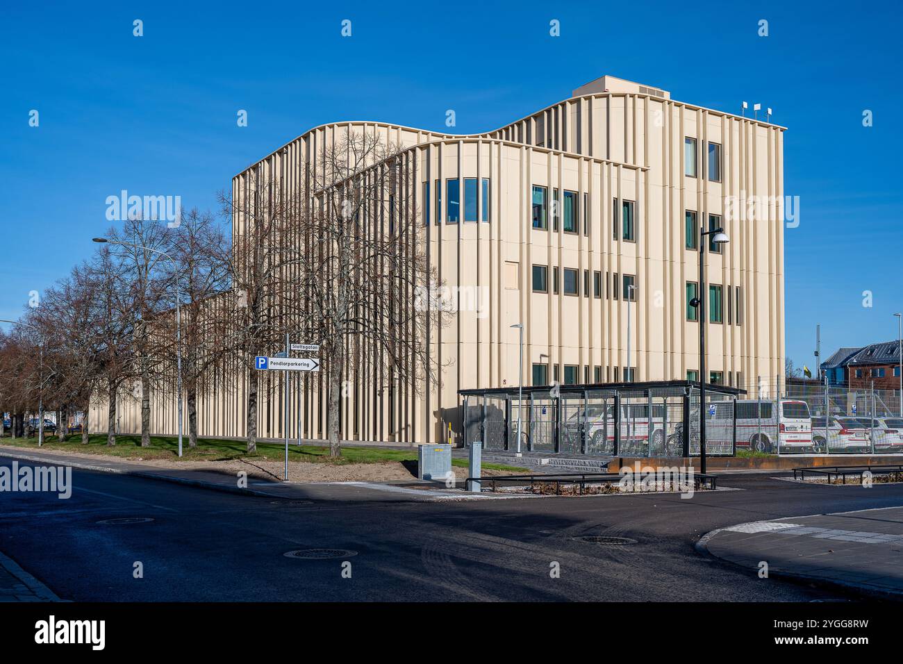 Il nuovo tribunale distrettuale di Norrköping, Svezia, situato all'incrocio tra le strade Sveagatan e Orangerigatan, è stato inaugurato il 30 settembre 2024. Foto Stock