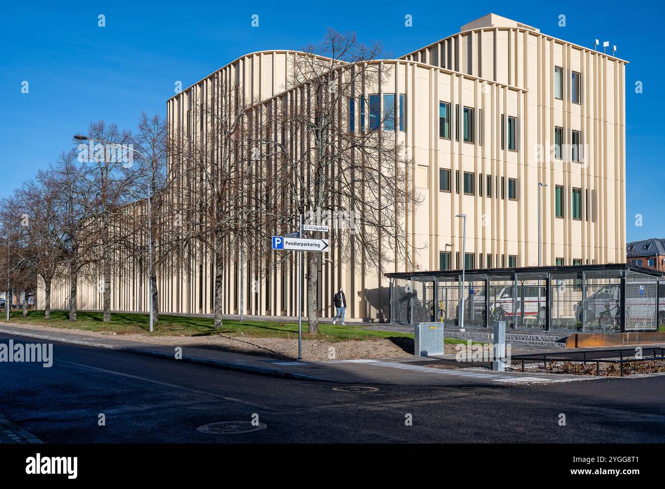 Il nuovo tribunale distrettuale di Norrköping, Svezia, situato all'incrocio tra le strade Sveagatan e Orangerigatan, è stato inaugurato il 30 settembre 2024. Foto Stock