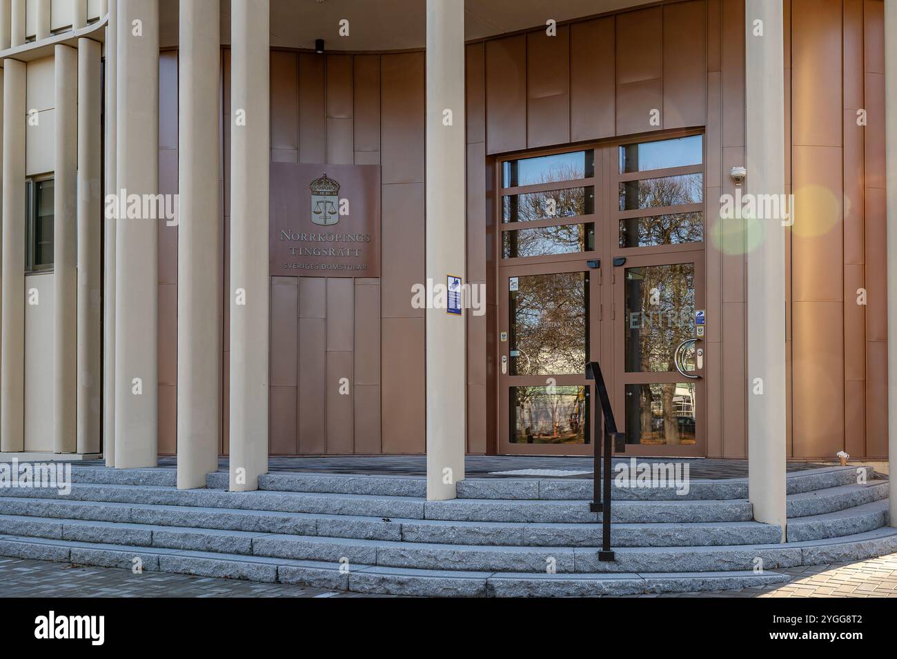 Il nuovo tribunale distrettuale di Norrköping, Svezia, situato all'incrocio tra le strade Sveagatan e Orangerigatan, è stato inaugurato il 30 settembre 2024. Foto Stock