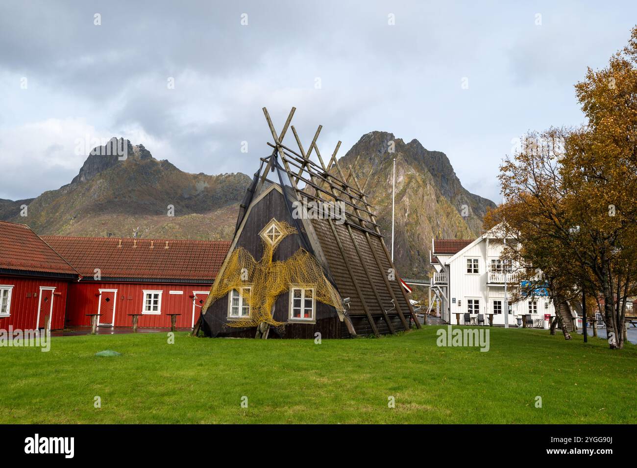 Un ambiente autunnale con un rack di legno norvegese che veniva utilizzato per appendere i pesci da asciugare è chiamato inferno. E' stato convertito in alloggi abitativi Foto Stock