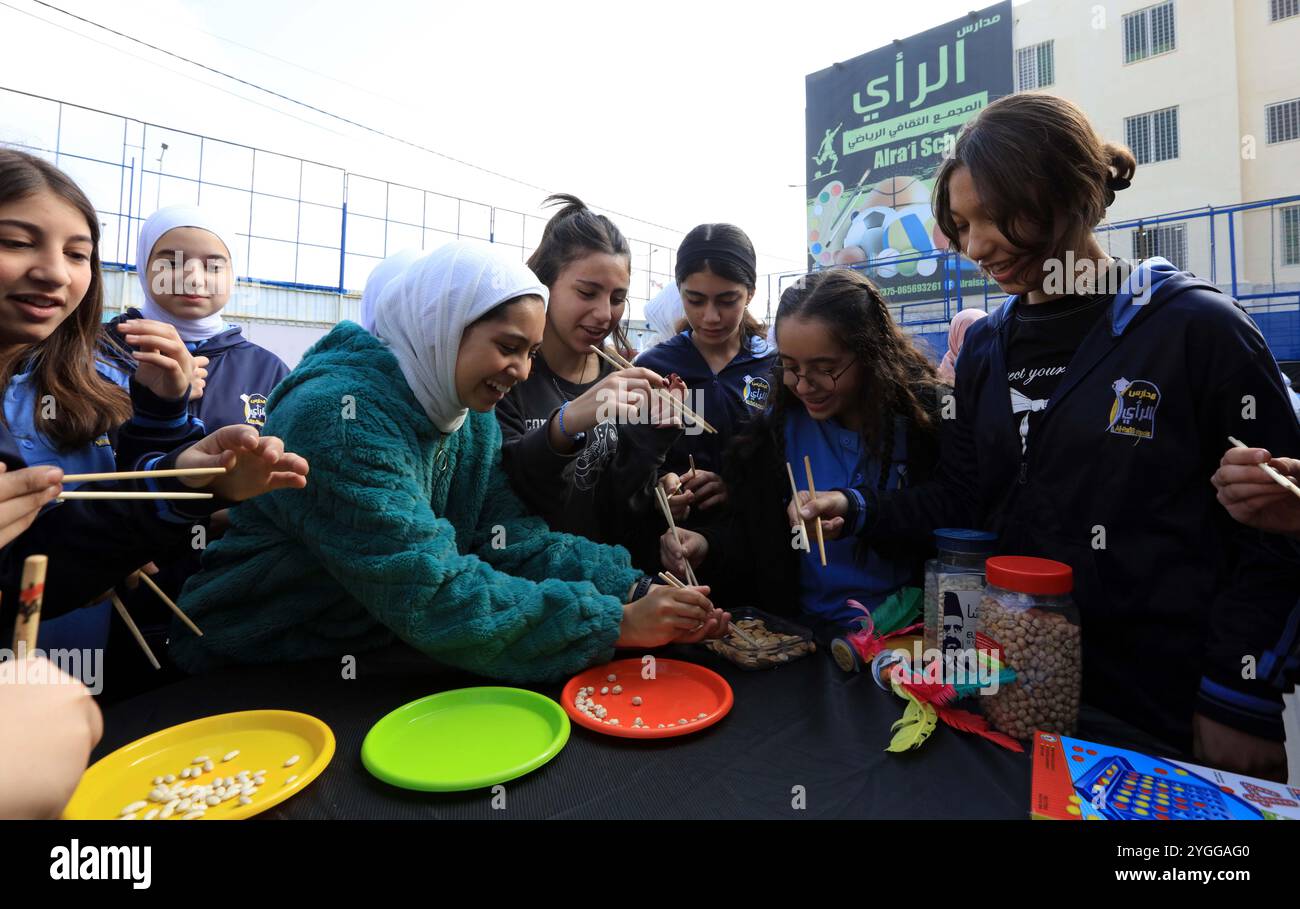 Amman. 7 novembre 2024. Gli studenti imparano a usare le bacchette durante un evento culturale tenutosi ad Amman, in Giordania, il 7 novembre 2024. Un evento culturale organizzato dal TAG Confucio Institute in Giordania si è tenuto ad Amman giovedì, fornendo attività di esperienza culturale cinese per insegnanti e studenti. Crediti: Mohammad Abu Ghosh/Xinhua/Alamy Live News Foto Stock