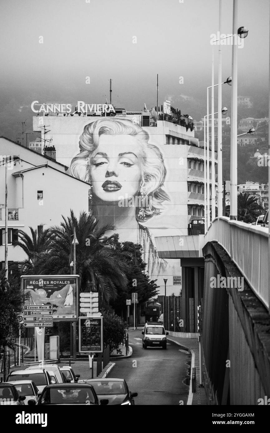 Cannes, Francia - 5 novembre 2024: Vista famosa di Cannes con foto di Marilyn Monroe sulla parete dell'hotel Foto Stock