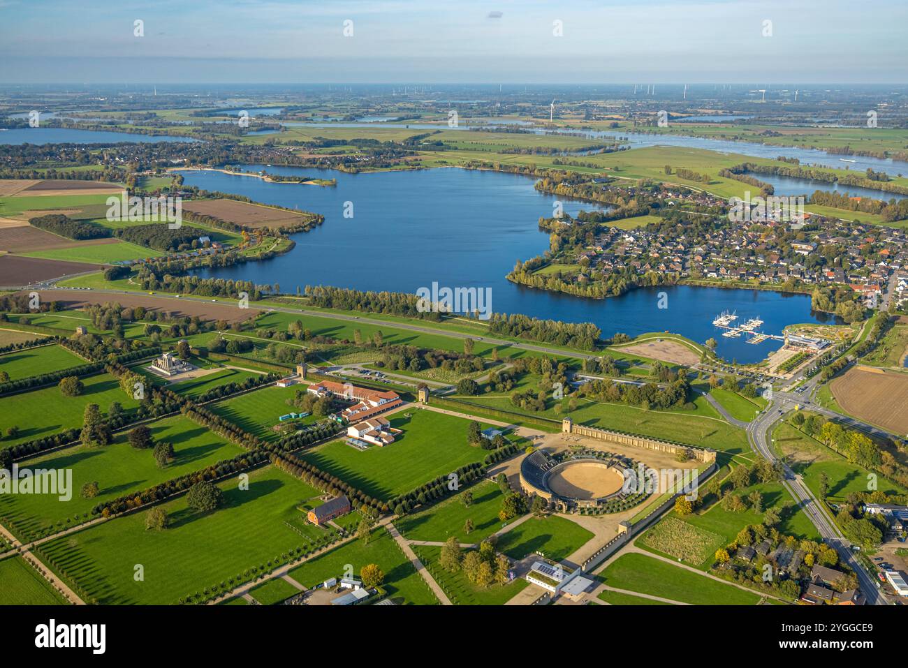 Luftbild, Xantener Südsee, Freizeitzentrum Xanten Südsee mit Sandstrand, Wakepark Wasserski und Wakeboard, Amphitheatre Römerpark und römische Herberge Taverne, Ortsansicht Ortsteil Lüttingen und Ortsteil Ward, rechts der Fluss Rhein, Lüttingen, Xanten, Niederrhein, Nordrhein-Westfalen, Deutschland ACHTUNGxMINDESTHONORARx60xEURO *** Vista aerea, Xantener Südsee, centro ricreativo Xanten Südsee con spiaggia sabbiosa, wakepark, sci d'acqua e wakeboard, anfiteatro, parco romano e taverna romana ostello, vista del distretto Lüttingen e quartiere Ward, sulla destra il fiume Reno, Lüttingen, Xanten, in basso Foto Stock