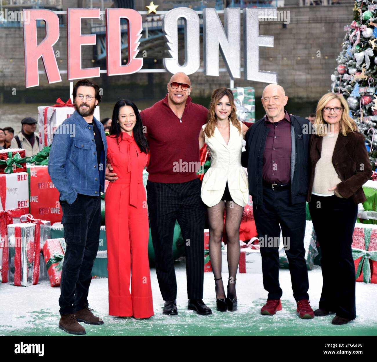 Chris Evans, Lucy Liu, Dwayne Johnson, Kiernan Shipka, JK Simmons e Bonnie Hunt al Photocall for Red One, Potters Field, Londra Foto Stock