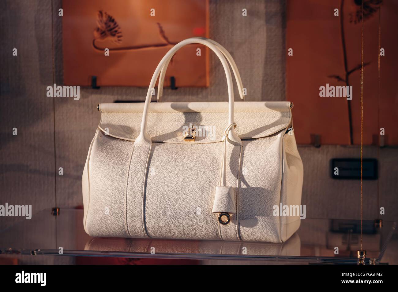 Cannes, Francia - 5 novembre 2024: Borsa loro piana in una vetrina boutique a Cannes Foto Stock