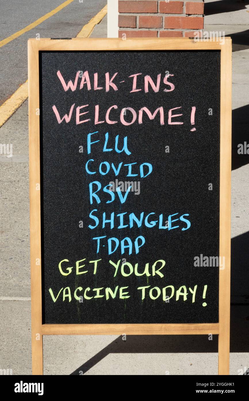 Un cartello fuori da una farmacia a Westchester che accoglie e incoraggia i soccorritori per i vaccini disponibili. Foto Stock