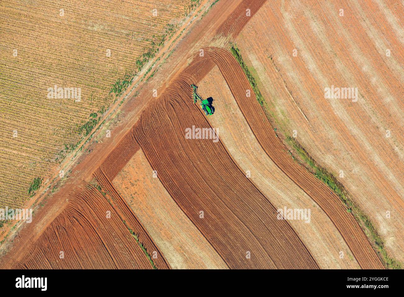 Vista aerea dell'aratura del trattore, Sudafrica Foto Stock