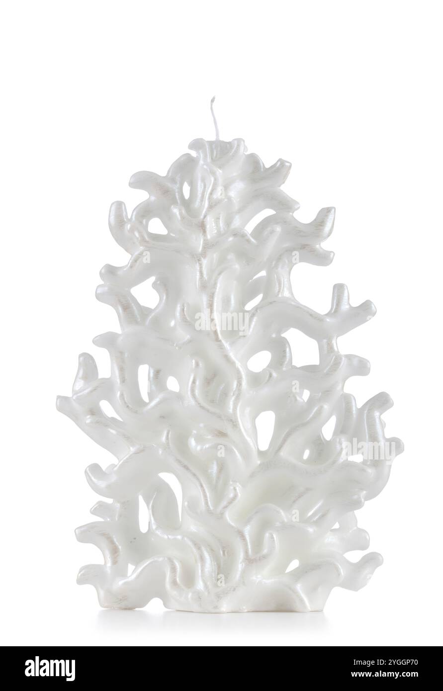 Christmas candle conformata come un albero di Natale su sfondo bianco Foto Stock