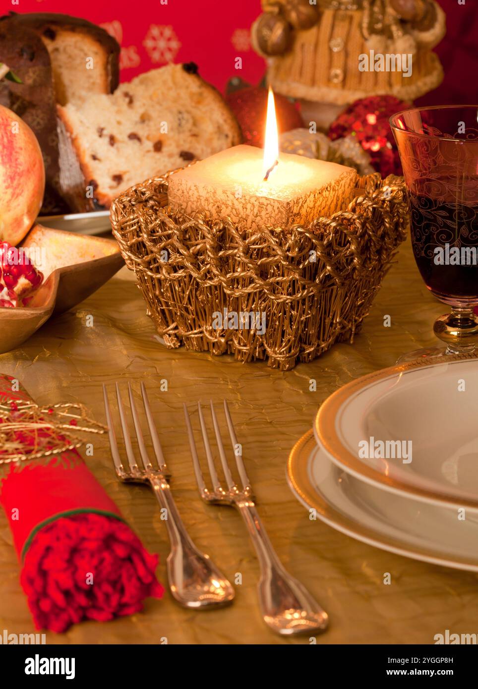 Tabella decorata per la cena di Natale con illuminazione calda Foto Stock
