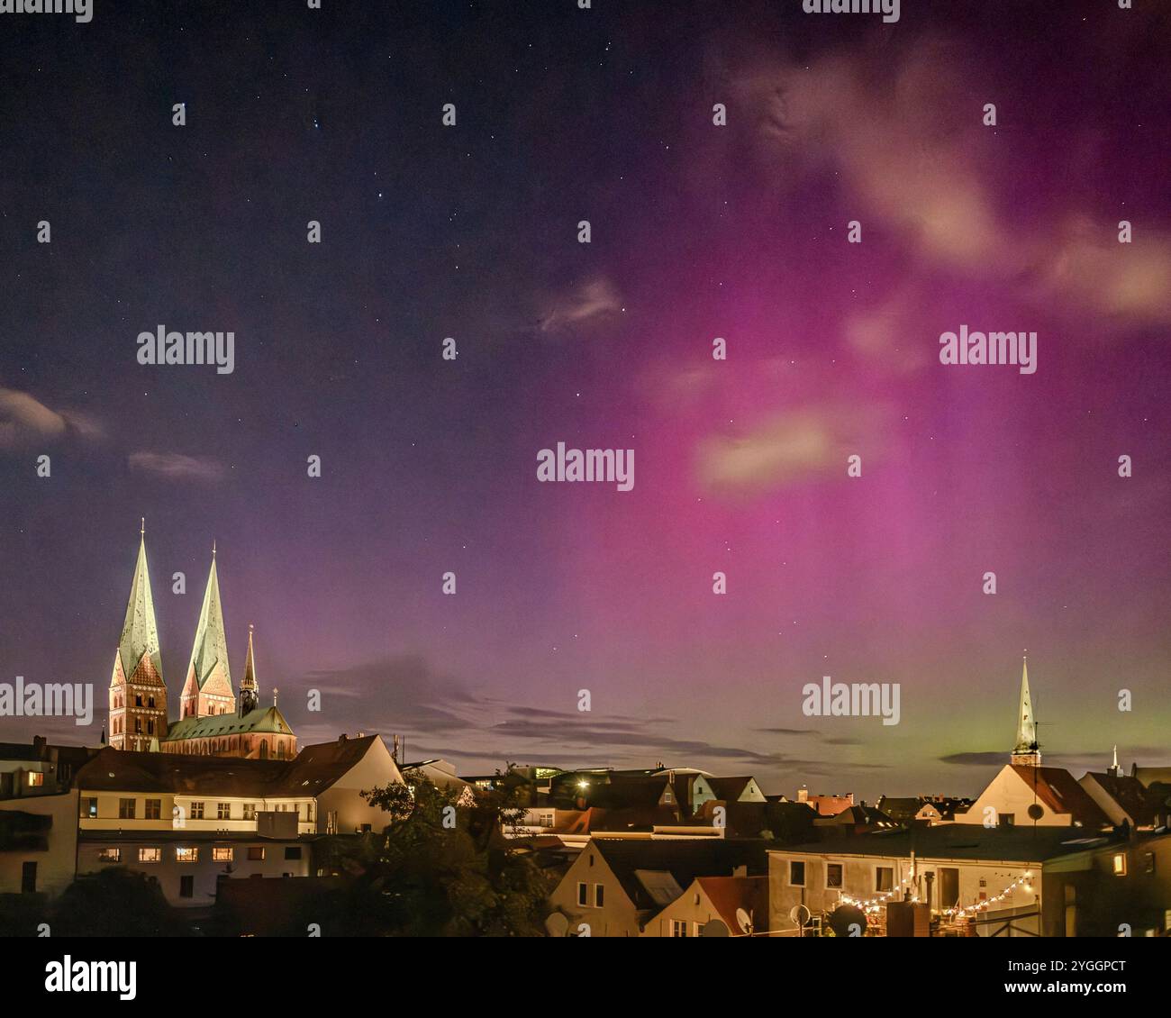 Aurora boreale sulla città vecchia di Lübeck Foto Stock
