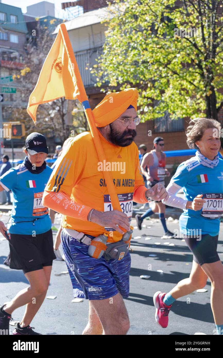 Un sikh americano che indossa un turbante nella maratona di New York del 2024. A Williamsburg, Brooklyn, New York. Foto Stock