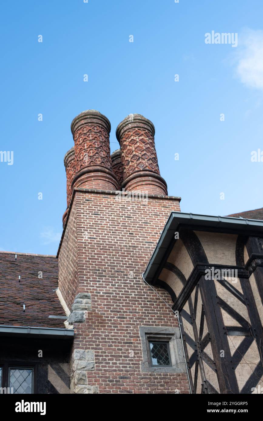 Vista esterna dello Schloss Cecilienhof, che mostra la sua architettura in stile Tudor e gli splendidi dintorni. Foto Stock