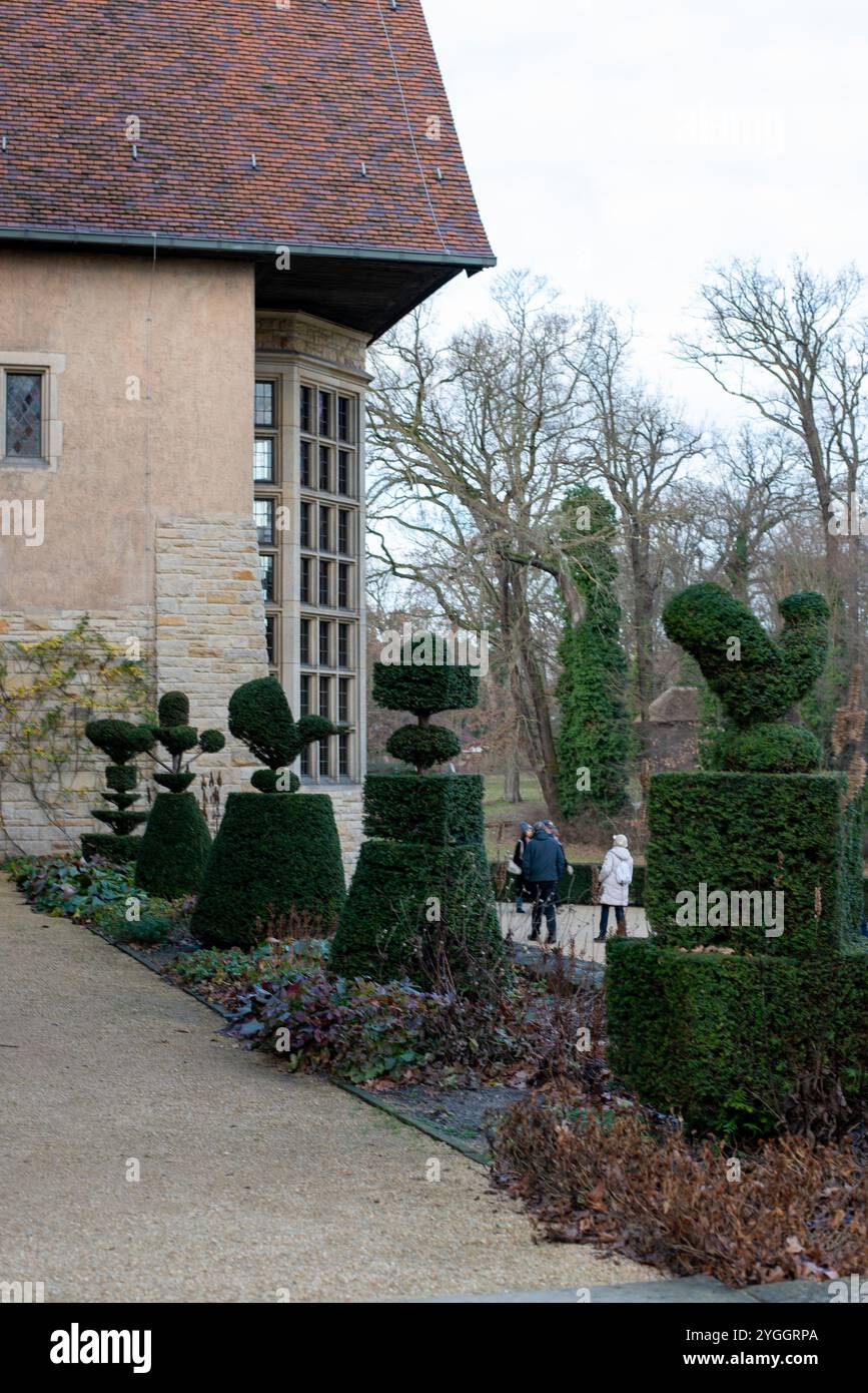 Vista esterna dello Schloss Cecilienhof, che mostra la sua architettura in stile Tudor e gli splendidi dintorni. Foto Stock