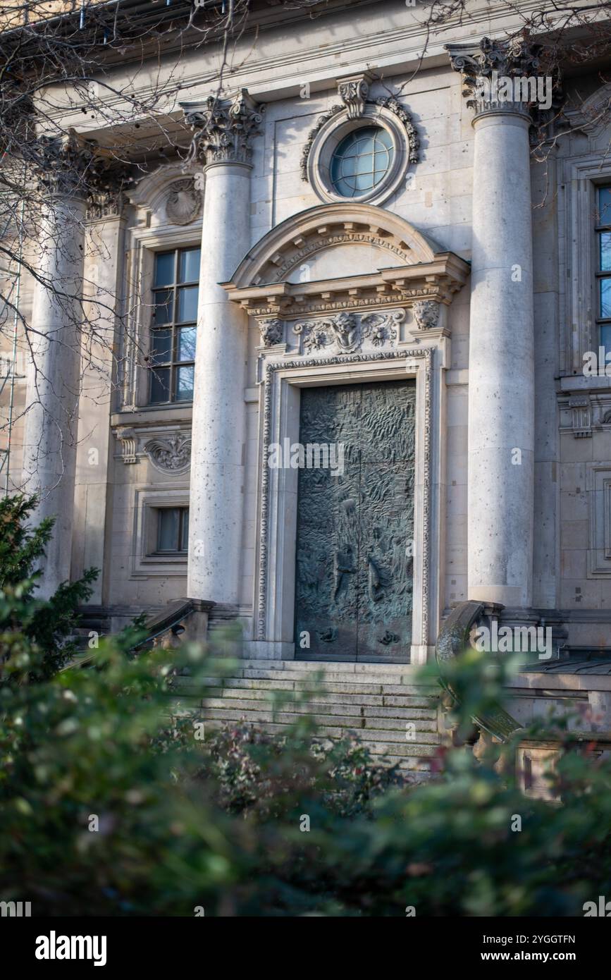 L'incredibile esterno della Cattedrale del Duomo di Berlino sull'Isola dei Musei risplende sotto il sole, mostrando la sua magnifica cupola e l'intricata architettura deta Foto Stock