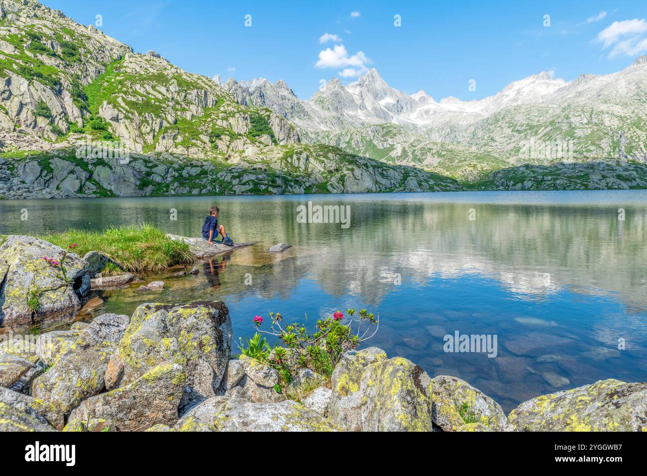 Il Black Lake è una delle località montane più popolari per il turismo sportivo grazie alla sua bellezza e alle sue opportunità escursionistiche. Europa, Italia, Trentino so Foto Stock