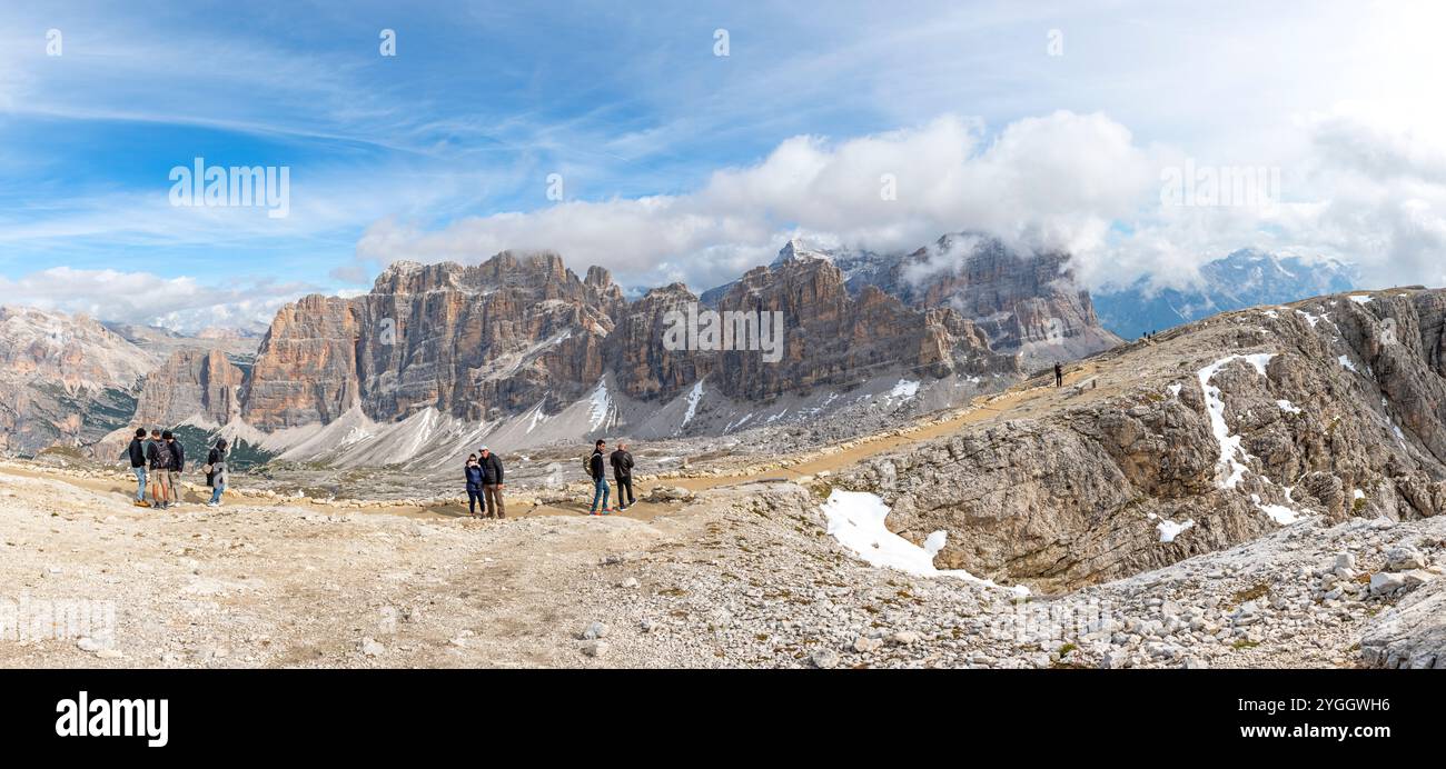 Sul sentiero che dal rifugio Lagazuoi conduce alla vetta del piccolo Lagazuoi, numerosi turisti si fermano per una foto ricordo. Europa, Italia, Veneto, Bell Foto Stock