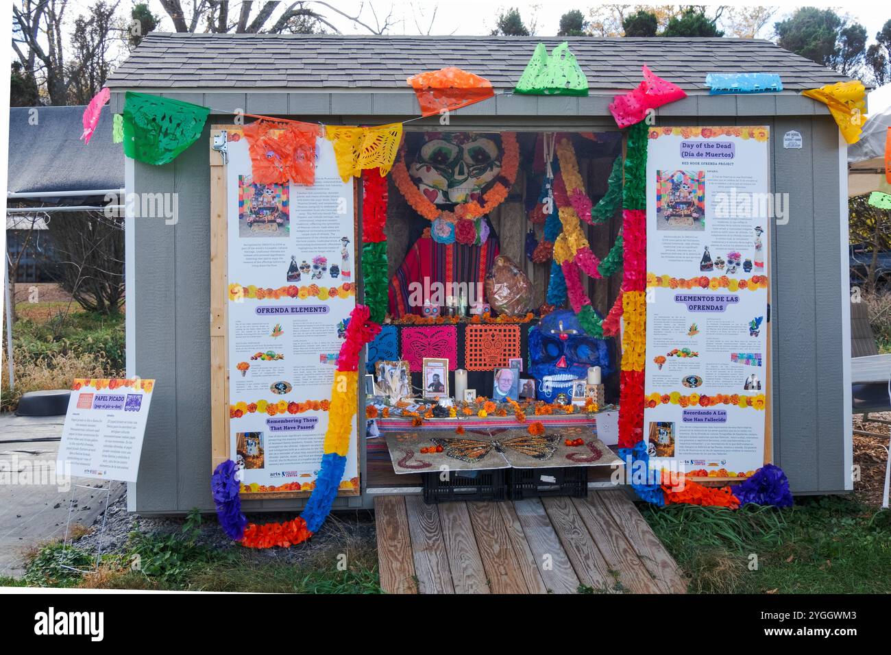 Un altare di ofrenda che accoglie i morti a una celebrazione del giorno dei morti alla Cultivar Farm di Red Hook New York. Foto Stock