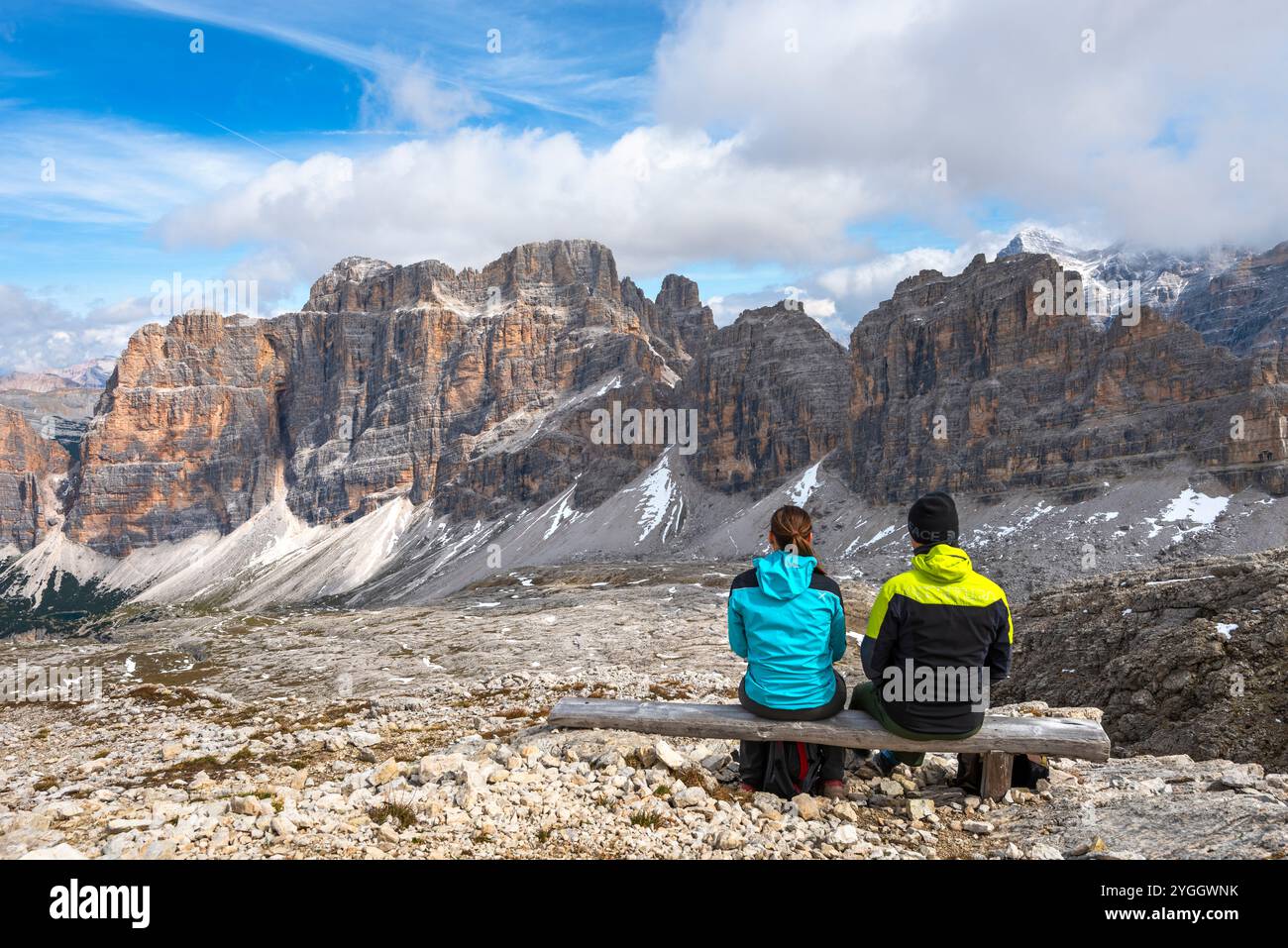 Il turismo di montagna porta molti giovani ad ammirare le cime dolomitiche. In un momento di riposo dall'escursione, potrai essere felice di guardare la landsca Foto Stock