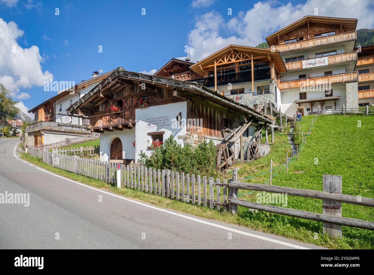 Slingia, edifici moderni e l'antico mulino nel piccolo borgo del comune di Malles in Val Venosta / Vinschgau, provincia autonoma di Bo Foto Stock