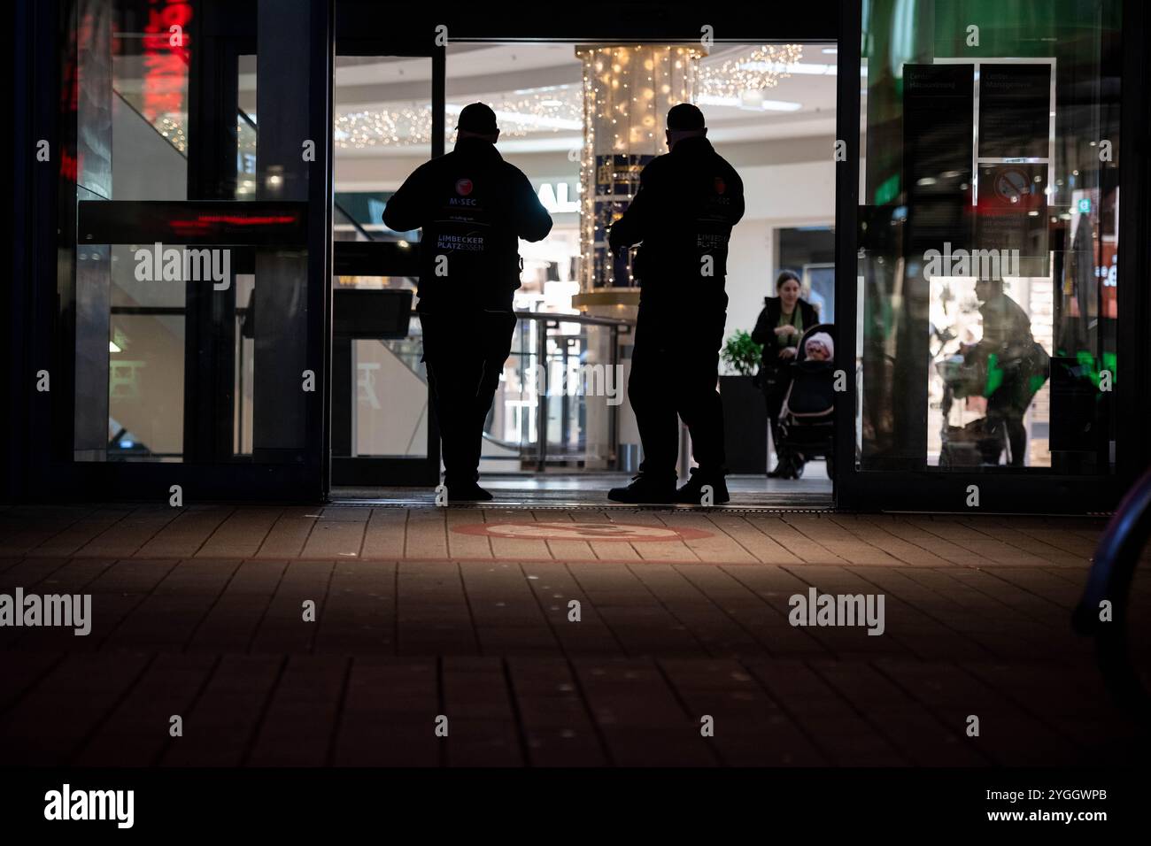 Essen, Germania. 7 novembre 2024. Il personale di sicurezza si trova di fronte all'entrata del centro commerciale 'Limbecker Platz' nel centro della città. Il centro commerciale è stato evacuato a causa della disinnescata di una bomba britannica di cinque centesimi. La bomba inesplosa della seconda guerra mondiale è stata scoperta durante i lavori di costruzione in una piazza del centro città crediti: Fabian Strauch/dpa/Alamy Live News Foto Stock