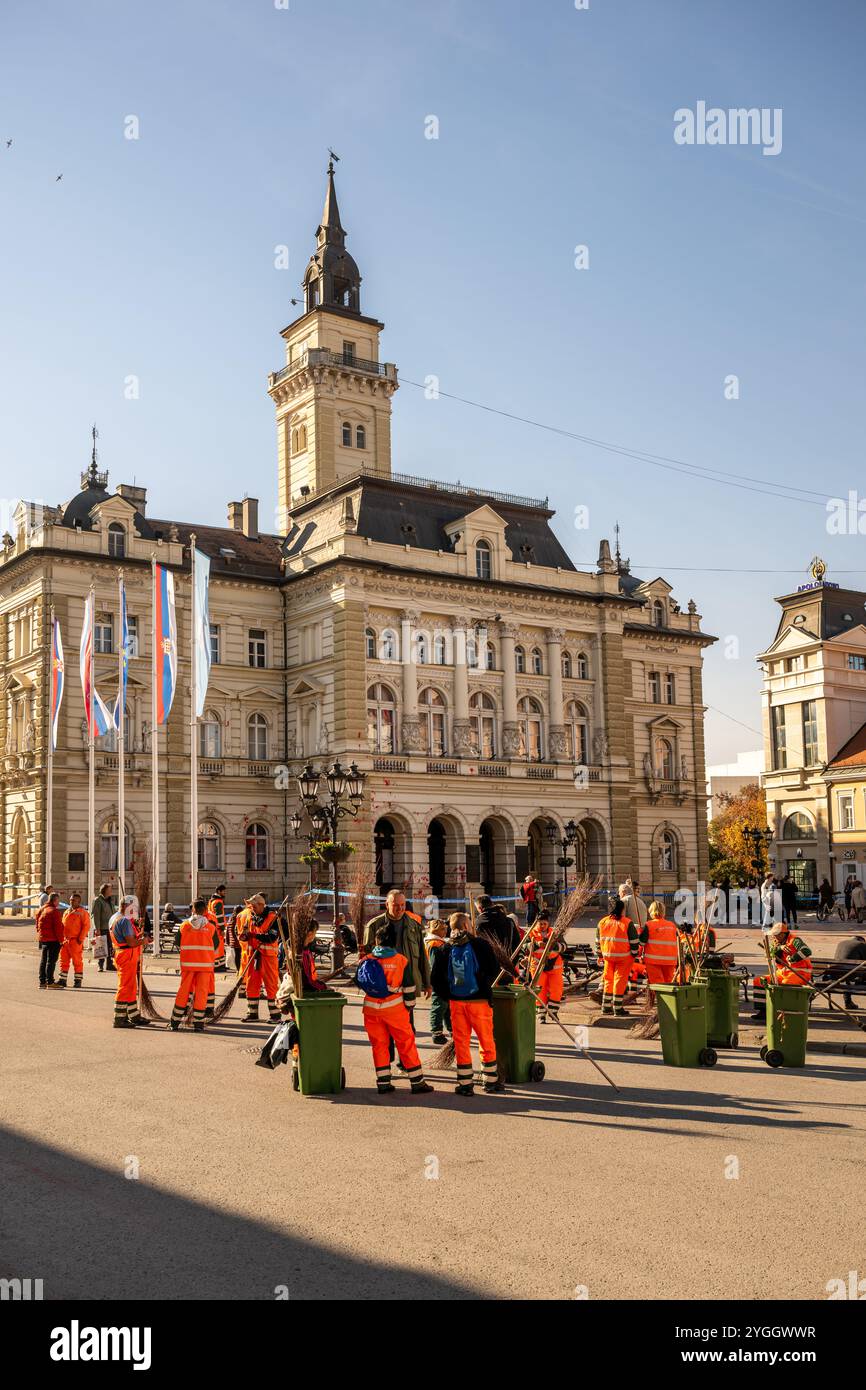 Novi Sad, Serbia - 6 novembre 2024: Pulizia della spazzatrice stradale dell'edificio del municipio e della piazza dopo la protesta per ferrovia fatale Foto Stock