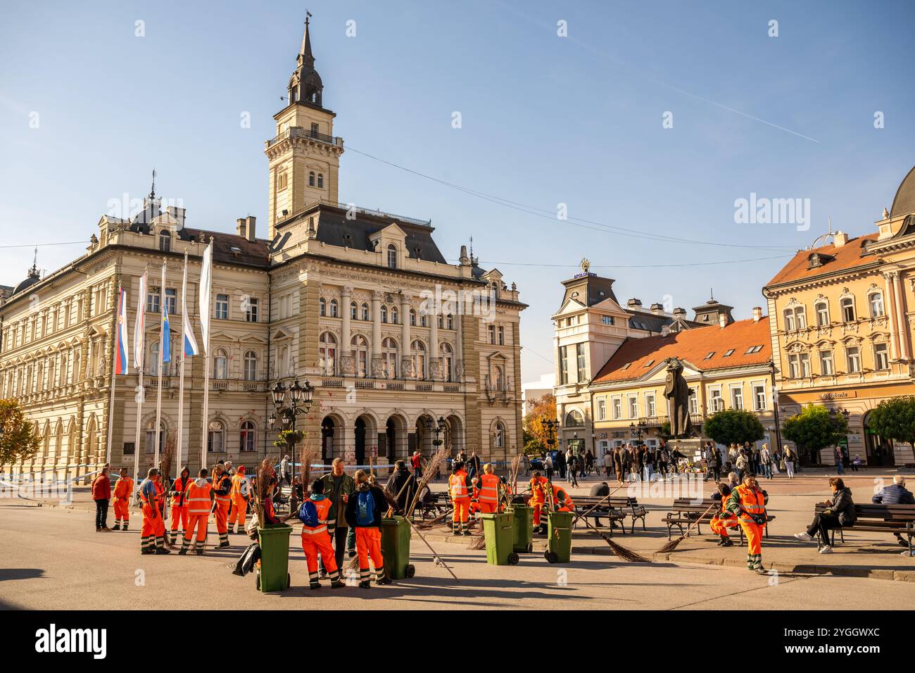 Novi Sad, Serbia - 6 novembre 2024: Pulizia della spazzatrice stradale dell'edificio del municipio e della piazza dopo la protesta per ferrovia fatale Foto Stock