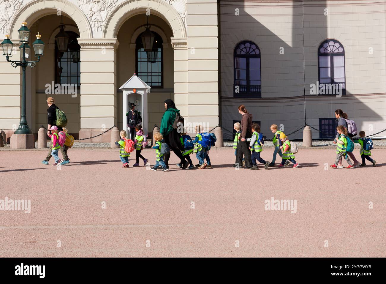 Corso scolastico in visita al Palazzo reale di Oslo, Norvegia Foto Stock