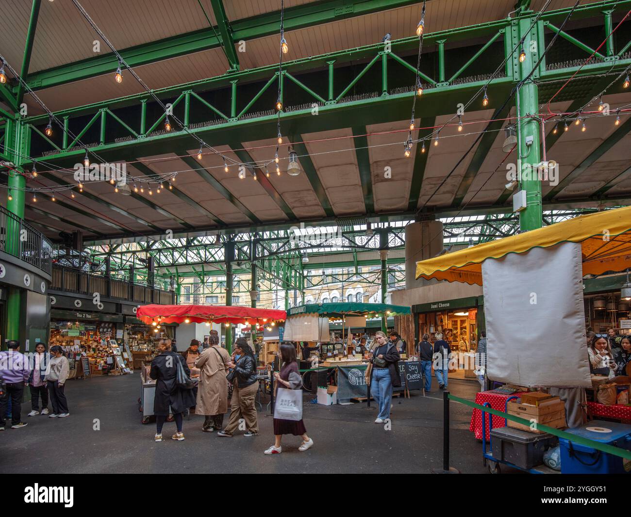 Gran Bretagna, Inghilterra, Londra City, Borough Market, hall, bancarelle del mercato, colorate, vivaci Foto Stock