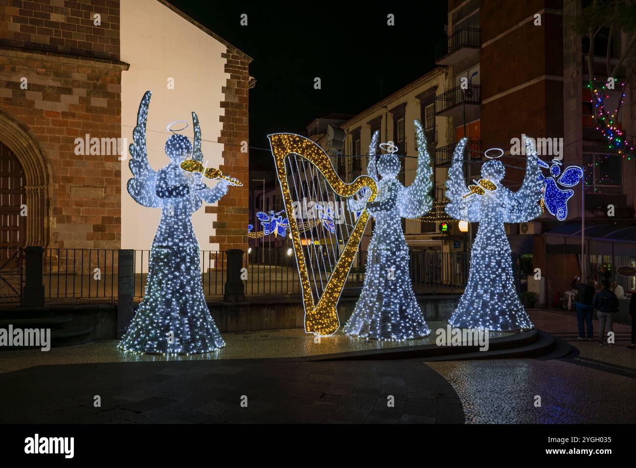 Tre angeli che suonano musica di fronte alla cattedrale di Funchal Foto Stock