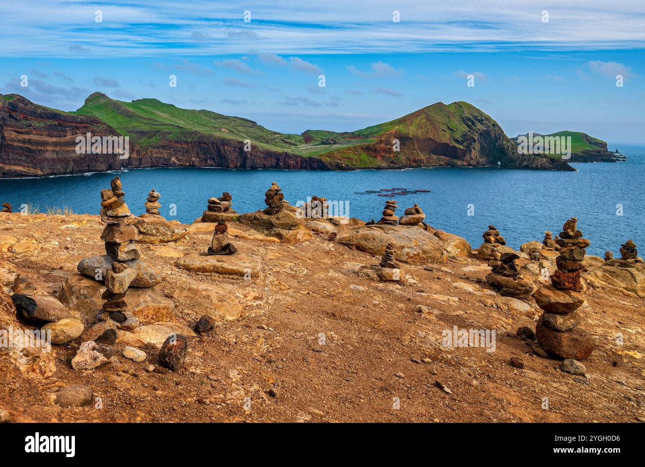 Canical, Ponta de São Lourenco, cairns presso la Baia d'Abra, vista sul punto panoramico di Pico do Furado. Foto Stock