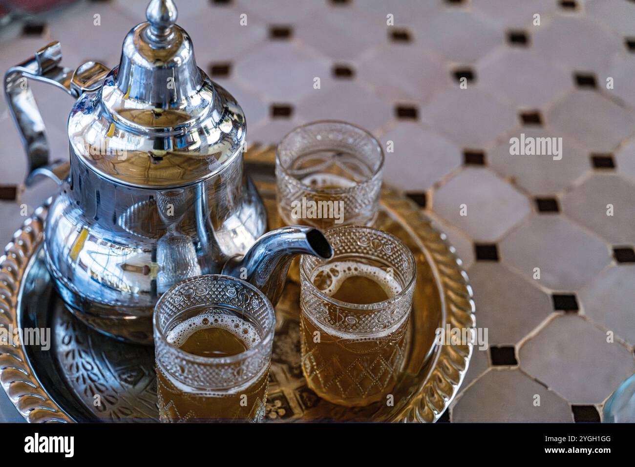 Marocco, servizio tè, teiera, bicchieri da tè, vassoio da tè, tabella dei mosaici Foto Stock