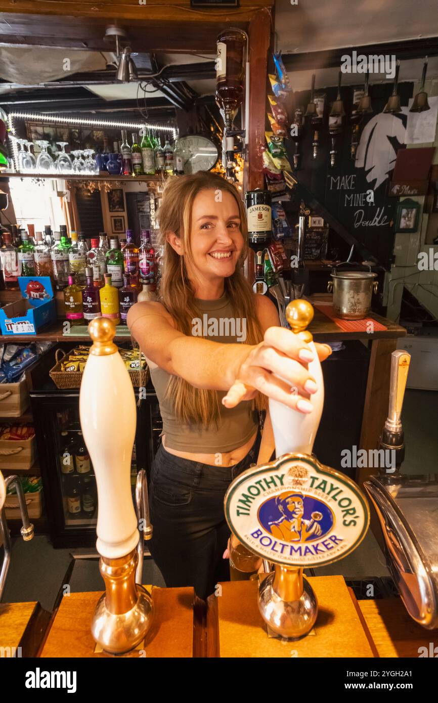 Inghilterra, Kent, Chilham Village, lo storico White Horse Pub, vista interna dell'area bar e della Barmaid Foto Stock