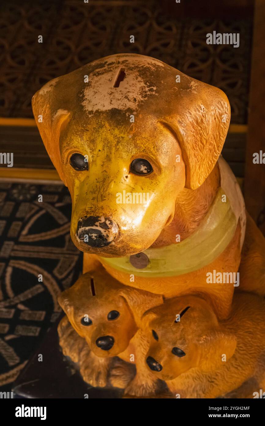 England, Kent, Whitstable, The Peter Cushing Wetherspoon Pub, Vintage RSPCA Charity Box in forma di cane Foto Stock