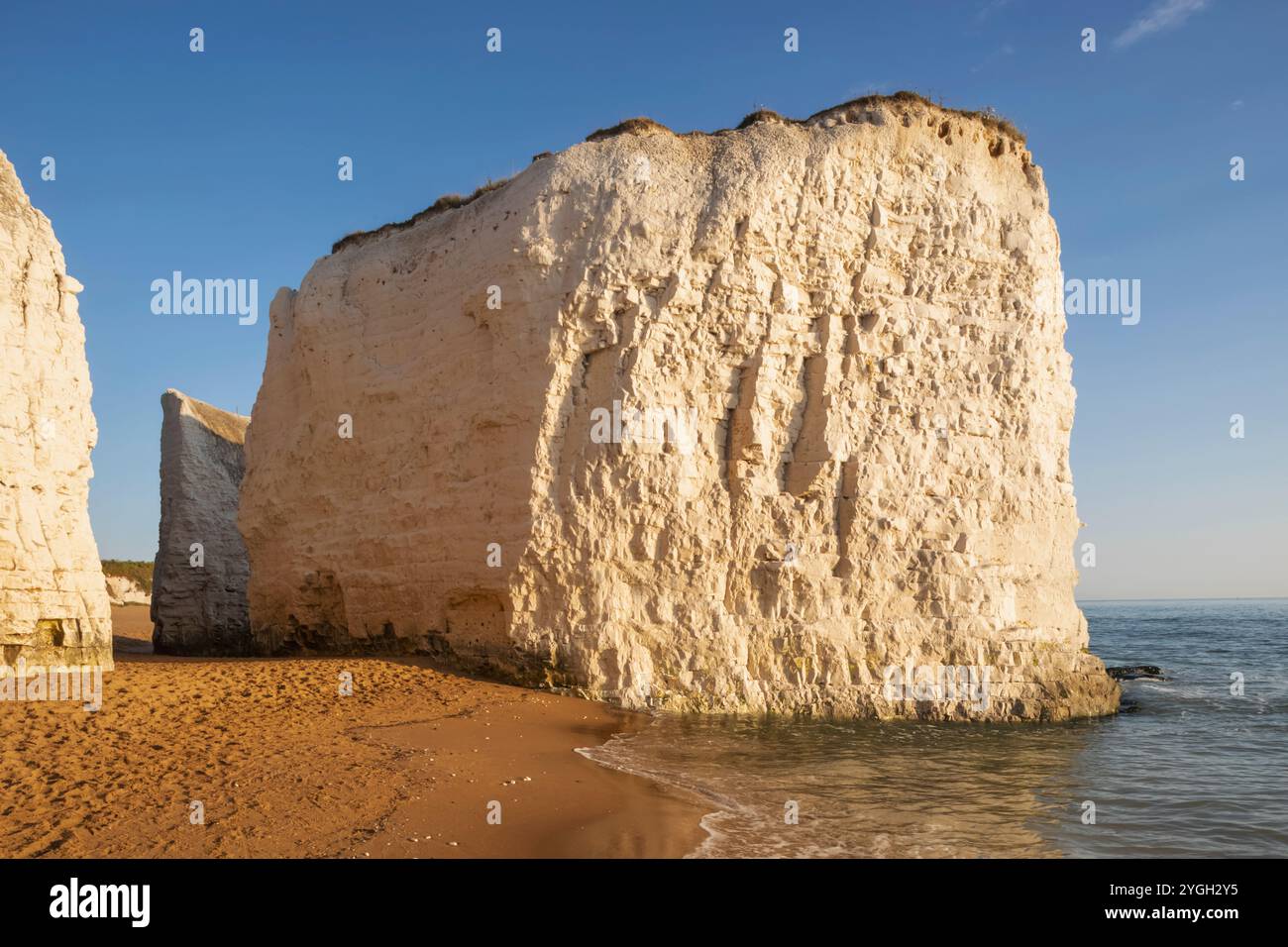 Inghilterra, Kent, Broadstairs, Botany Bay Beach, Chalk Cliffs Stacks Foto Stock