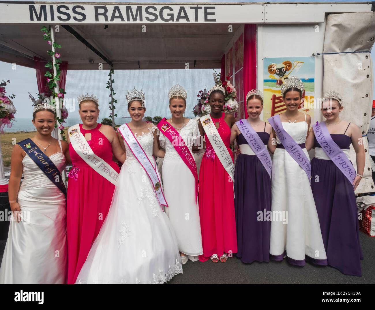 England, Kent, Margate, Margate Carnival, Group Portrait of Carnival Queens and their Maids of Honour Foto Stock