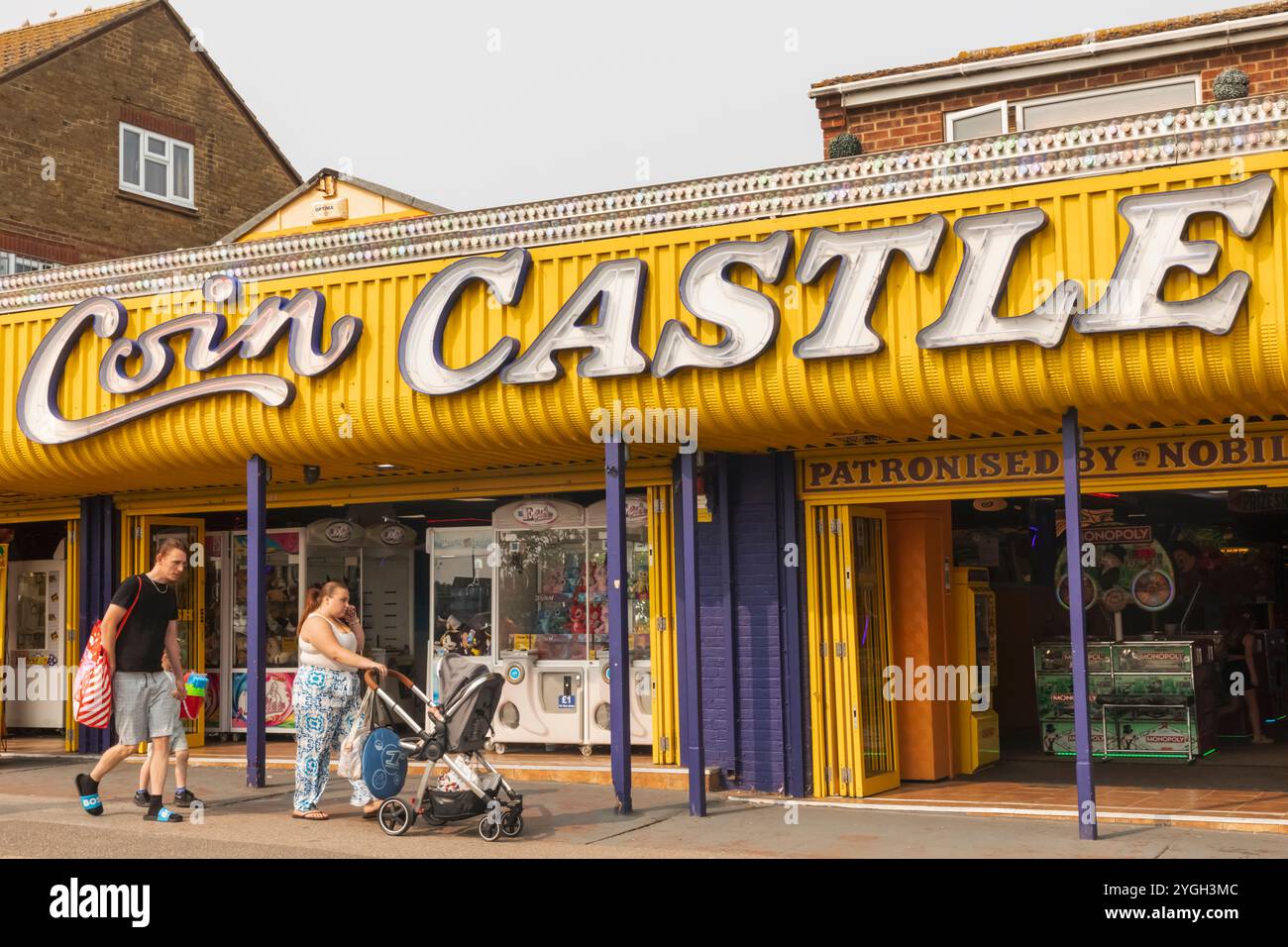 Inghilterra, Kent, Isola di Sheppey, Leysdown on Sea, Vista esterna della colorata sala giochi Foto Stock