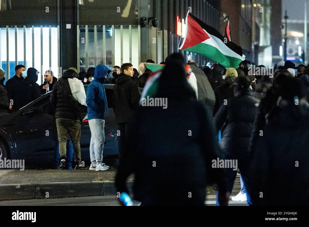 AMSTERDAM - manifestanti durante una manifestazione pro-palestinese durante Ajax - Maccabi Tel-Aviv ad Anton de Komplein. In origine la manifestazione era stata pianificata alla Johan Cruijff Arena, ma era proibita dal comune. Quest'ultimo ha deciso che l'area è un'area a rischio per la sicurezza. ANP JEROEN JUMELET netherlands Out - belgio Out Foto Stock