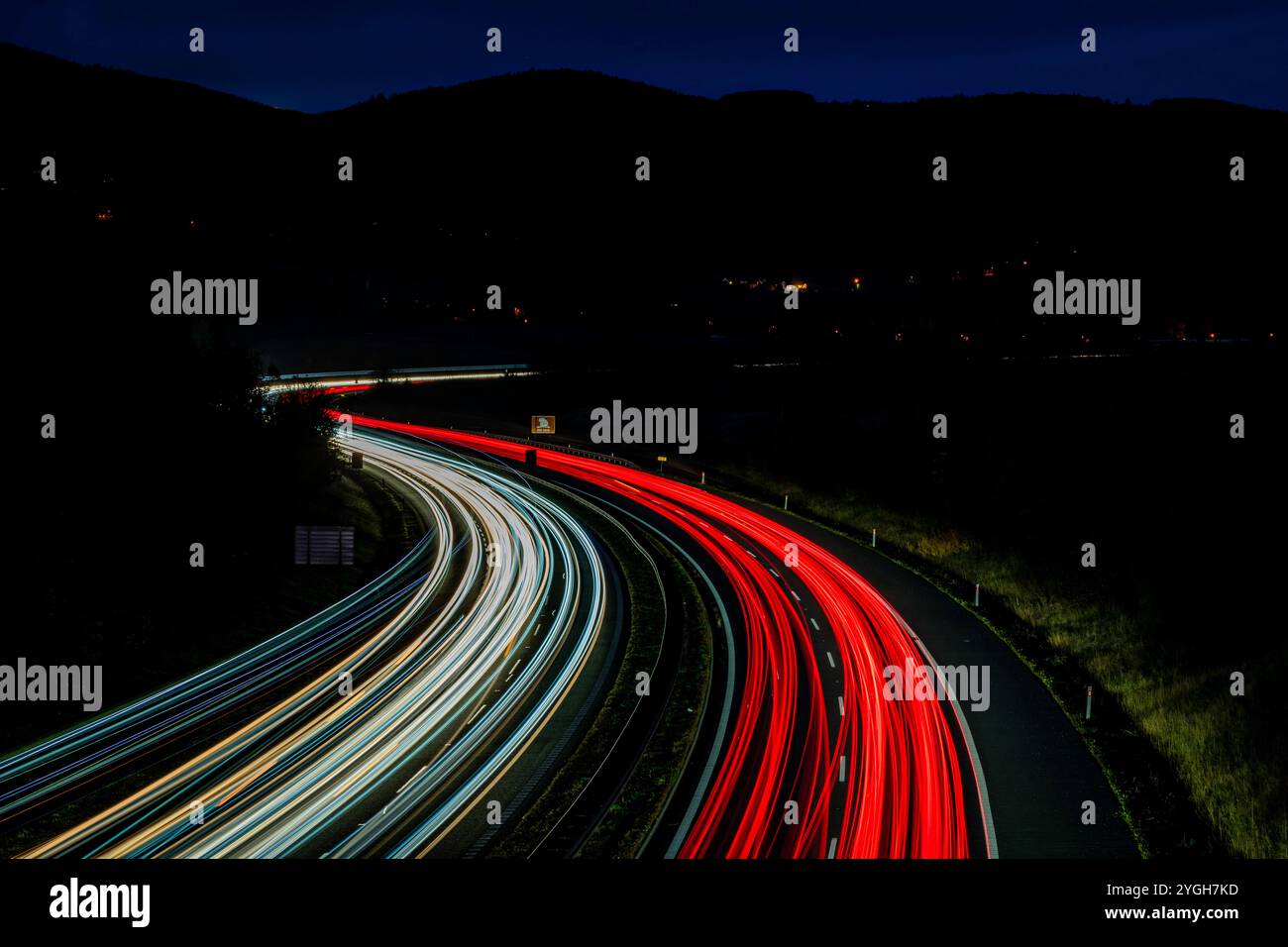 Notte sulle linee autostradali e automobilistiche con ponte pedonale Cat Eyes vicino a Chlumec, nella parte settentrionale della città di Boemia Foto Stock